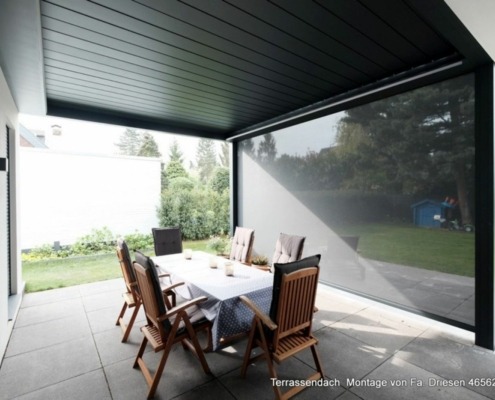 Terrassendach_mit_drehbaren_lamellen_skye_renson_und_zipmarkisen_sicht_sonnen_und_regenschutz-d34e882f