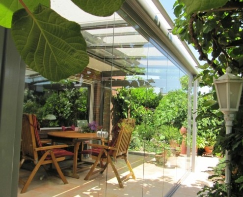 Terrassendach_mit_glastueren_unter-Balkon-97a2a3af