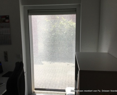 Zipmarkise_Durchsicht_dunkles_Gewebe